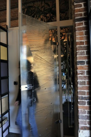 Thermoformed and tempered glass door